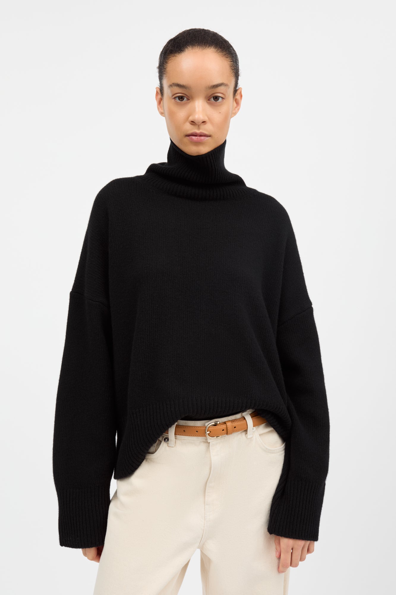 Silene t-neck - Black – Skall Studio Norway