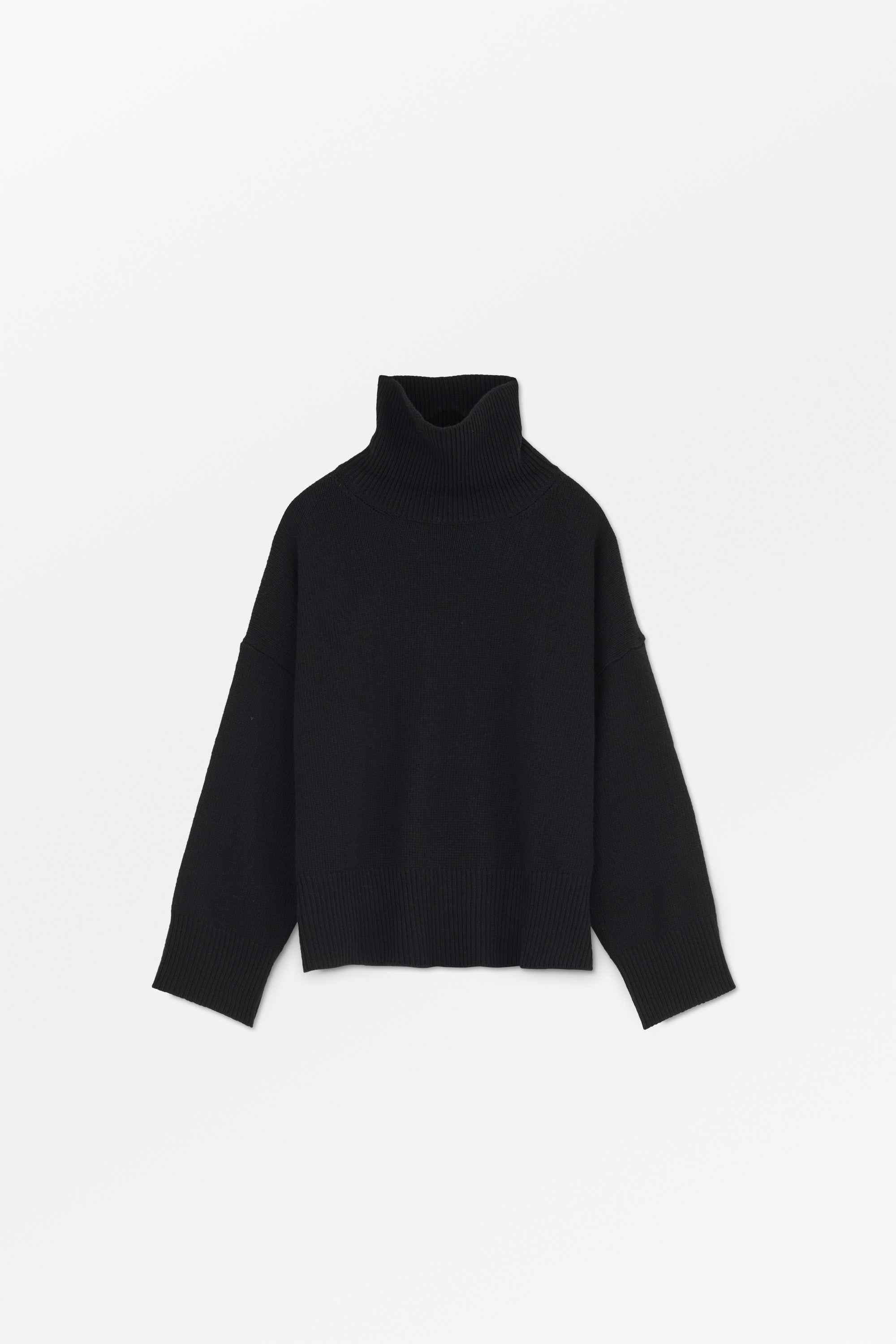 Silene t-neck - Black – Skall Studio Norway