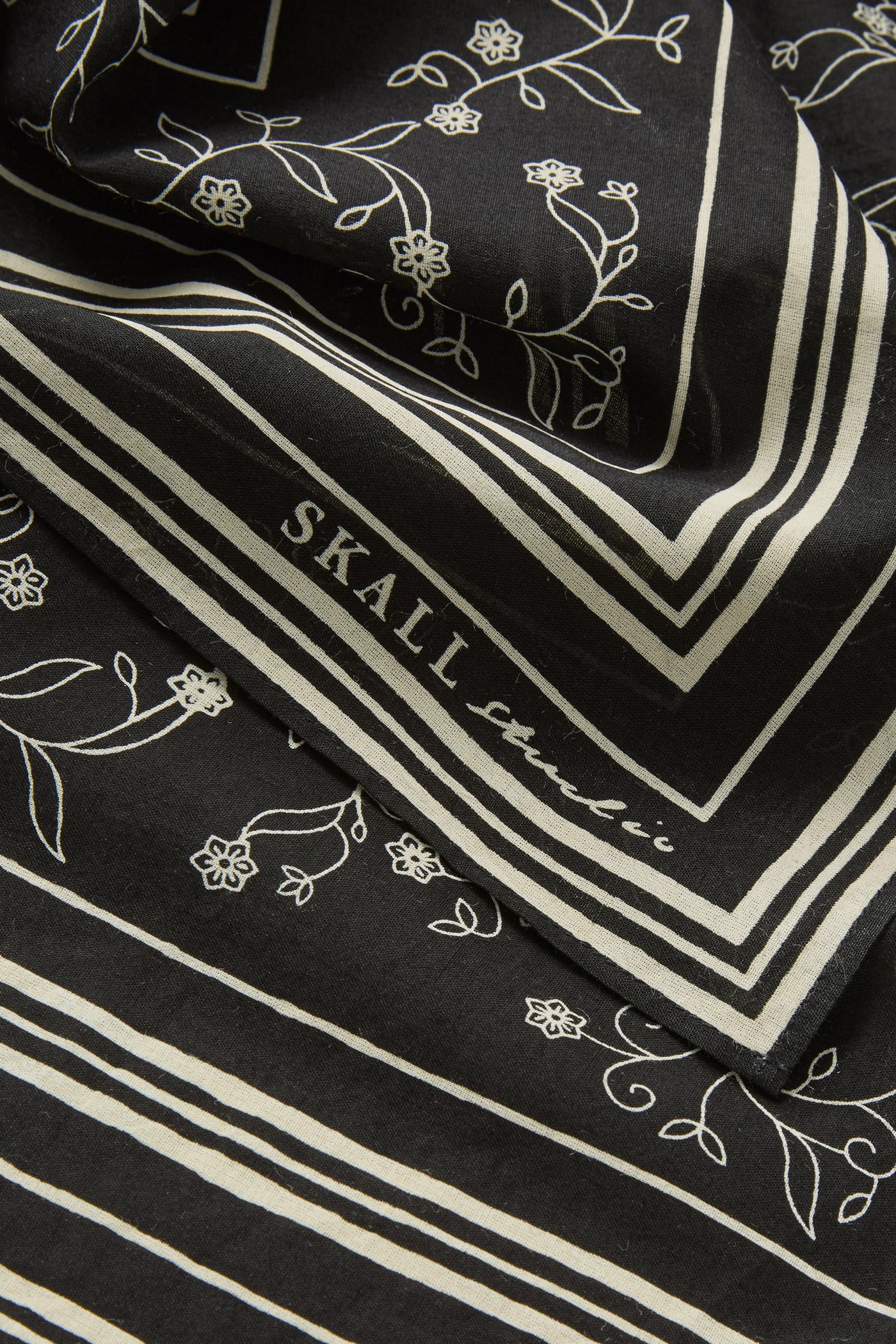 Skall Studio Skall classic scarf 55x55 Scarf Black/Light cream