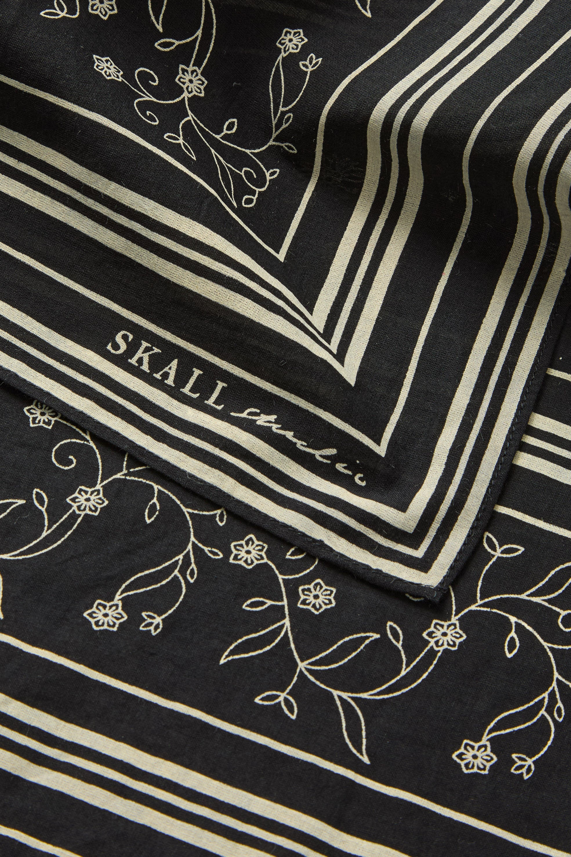 Skall Studio Skall classic scarf 90x90 Scarf Black/Light cream