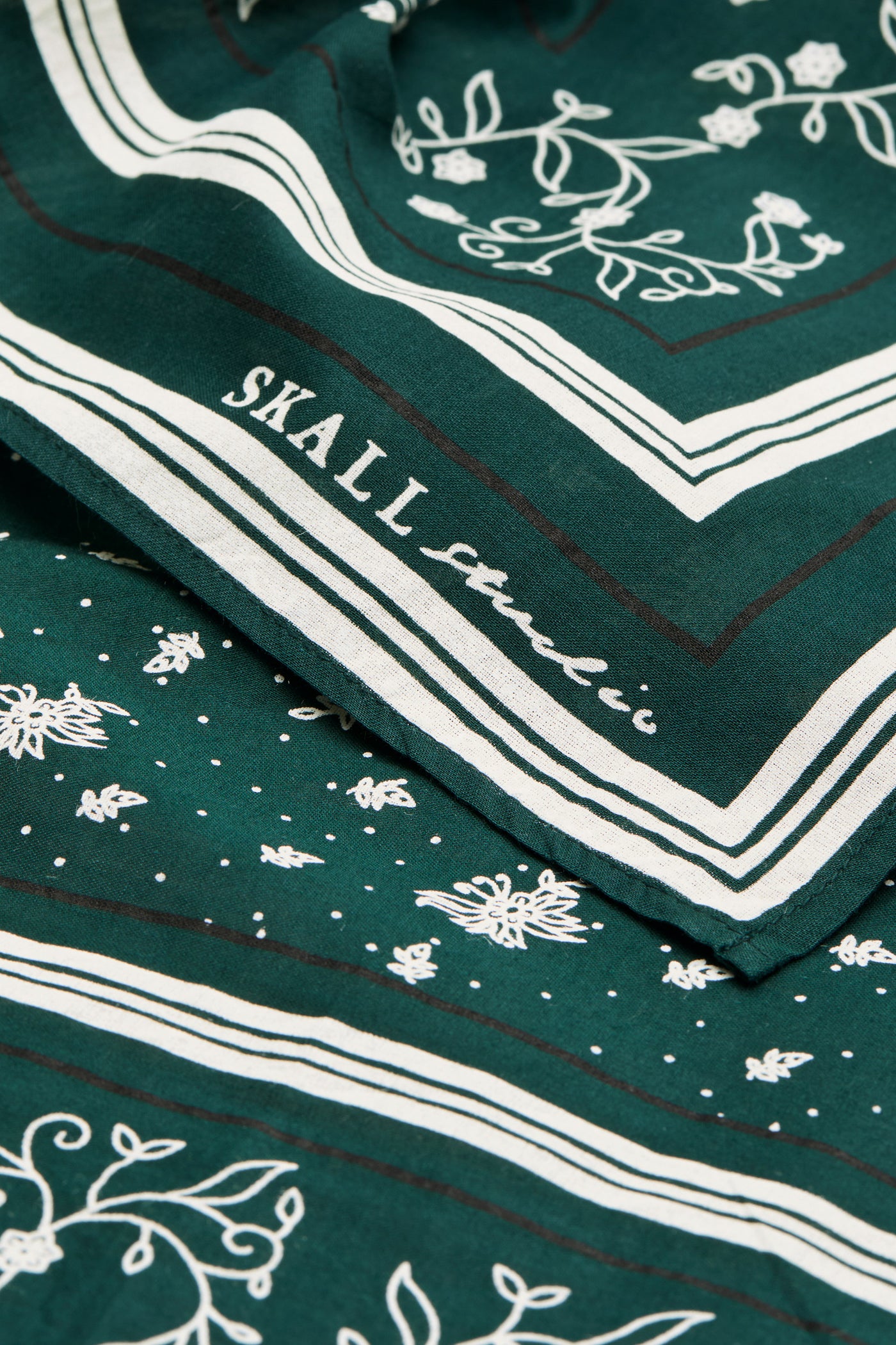 Skall Studio Skall classic scarf 90x90 Scarf Pine green